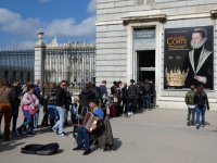 7g Madrid - entertaining the queue.JPG