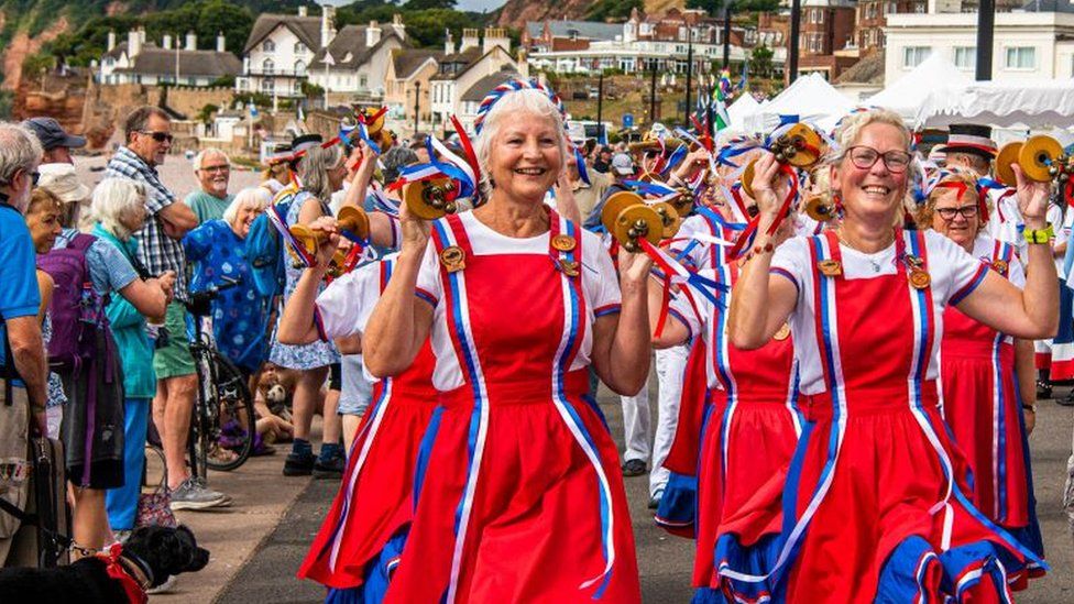 Sidmouth Folk Festival: Tens of thousands in streets - BBC News